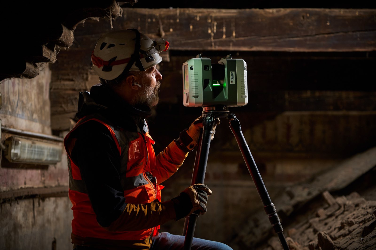 Un tecnico esegue il rilievo con laser scanner nel sottotetto della basilica